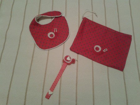 conjunto babero, chupetero y bolsa pañal rojo caracol