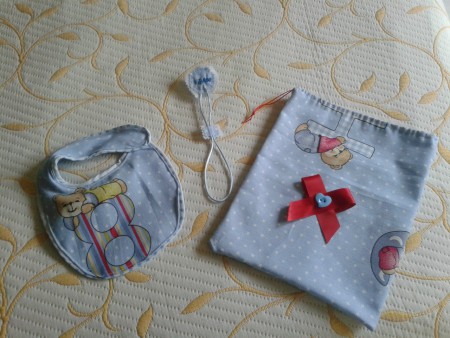 conjunto babero, bolsa y chupetero osos azul