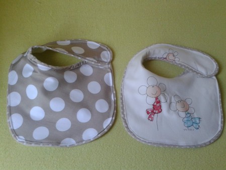 baberos lunares y flores